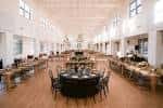 Salón principal del Vesper Venue decorado para una boda con mesas redondas y sillas negras