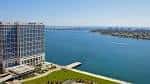 Vista panorámica del hotel con la bahía de San Diego al fondo