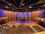 Interior del auditorio con escenario y butacas