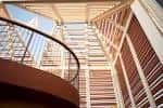 Detalle arquitectónico de la escalera y estructura interior