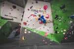 Detalle de una pared de escalada con el logo 'Inner Peaks' visible
