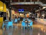 Interior del Urban District Market con mesas y sillas dispuestas para eventos