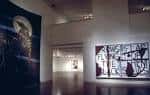 Interior de una sala de exposiciones con obras de arte contemporáneo