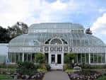 Vista exterior del Volunteer Park Conservatory con su característica fachada de vidrio y estructura neoclásica