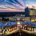 Vista panorámica del centro comercial Ballantyne Village al atardecer