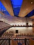 Interior del auditorio desde la grada superior mostrando asientos y escenario