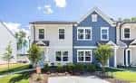 Fachada de townhouse moderno en Dukes Ridge con acabado azul y blanco