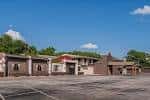 Vista exterior del Longhorn Ballroom con su arquitectura distintiva y estacionamiento amplio