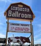 Señal icónica del Longhorn Ballroom con letrero de eventos y escultura de toro