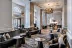 Lobby elegante del hotel con sofás modernos, lámpara de araña y decoración clásica
