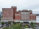 Vista exterior del hotel Westin Nova Scotian en Halifax con fachada histórica de ladrillo rojo