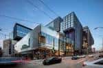 Fachada exterior moderna del edificio Summit con arquitectura de vidrio y acero