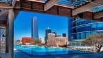 Piscina en la azotea del Omni Dallas Hotel con vista al skyline de Dallas