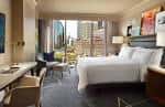 Suite ejecutiva con cama king-size, escritorio y ventana panorámica