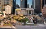 Vista aérea del Lynn Wyatt Square con su diseño paisajístico y entorno urbano