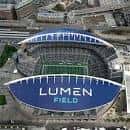 Vista aérea del Lumen Field con su característica cubierta azul y el campo de fútbol americano visible