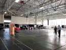 Interior del Hangar 30 con estructura metálica y espacio amplio para eventos