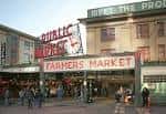 Vista exterior del Pike Place Market con el letrero 'Public Market' y la entrada principal