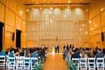 Ceremonia de boda en el salón principal del museo con decoración nórdica y iluminación cálida