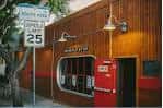 Fachada exterior del Whistle Stop Bar en San Diego con letrero de límite de velocidad