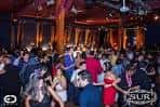 Interior del club durante un evento con público bailando