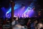 Escenario con luces de concierto y audiencia en vivo