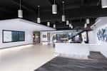Interior moderno con recepción y escalera en el centro de diseño