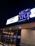 Fachada exterior nocturna del Mic Drop Comedy San Diego