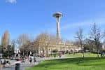 Vista del Seattle Center con la Torre Espacial y áreas verdes