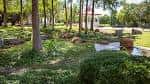 Área verde con árboles y senderos en Sam Houston Park