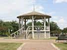 Mirador de madera con techo cónico y escalinata en Hidalgo Park