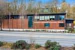 Vista exterior del Duwamish Longhouse and Cultural Center con fachada de ladrillo y grandes ventanales