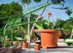 Escultura artística en forma de planta gigante en el jardín