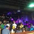 Interior del local con público asistiendo a un evento musical en vivo