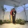 Escenario decorado con plantas y flores para eventos o ceremonias