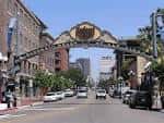 Vista del arco histórico en el centro de San Diego con edificios y tráfico