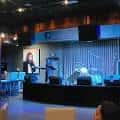 Escenario iluminado con luces azules y equipo de sonido listo para evento