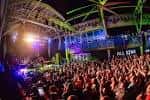 Concierto en vivo con multitud y escenario iluminado