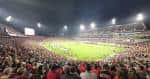 Vista panorámica del interior del Snapdragon Stadium durante un evento nocturno con gradas llenas