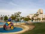 Área de juegos infantil con escultura colorida en Waterfront Park