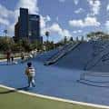 Pendiente de concreto y zona recreativa en Waterfront Park