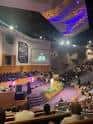 Vista interior del auditorio de The Park Church con escenario iluminado y congregación