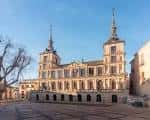 Vista frontal del Ayuntamiento de Toledo con fachada barroca y torres gemelas bajo cielo despejado
