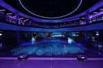 Interior del club The Sound con iluminación de neón y pista de baile