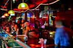 Interior del bar con iluminación cálida y ambiente festivo