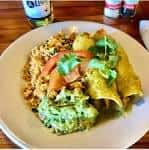 Plato de comida típica servido en Kojak's con guacamole y tortillas