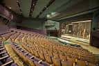 Interior del auditorio Charlotte Martin Theatre con butacas y escenario
