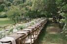 Mesa de banquete al aire libre en el jardín para eventos