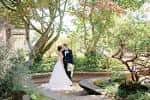 Pareja celebrando su boda en el jardín del centro