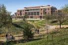 Vista exterior del George W. Bush Presidential Center con jardines y senderos